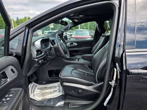 Used 2025 Chrysler Pacifica Limited FWD image 21