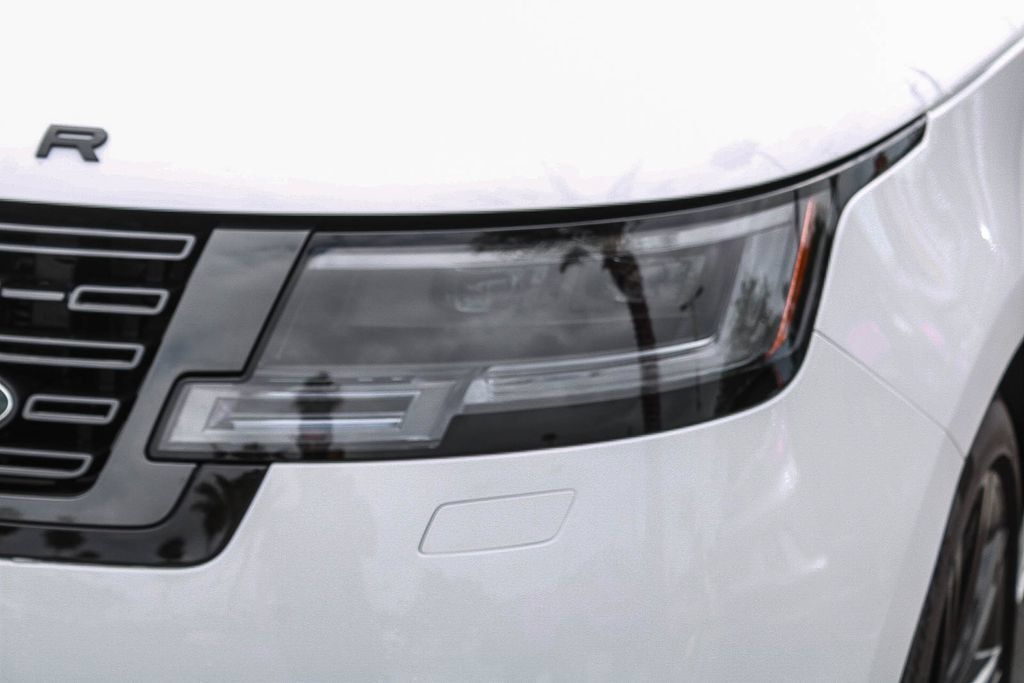 Used 2025 Land Rover Range Rover SE AWD/4WD image 8