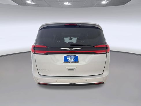 Used 2024 Chrysler Pacifica Touring-L FWD image 10