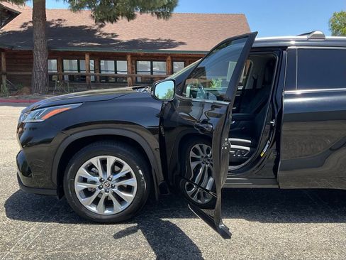 Used 2021 Toyota Highlander Limited FWD image 40
