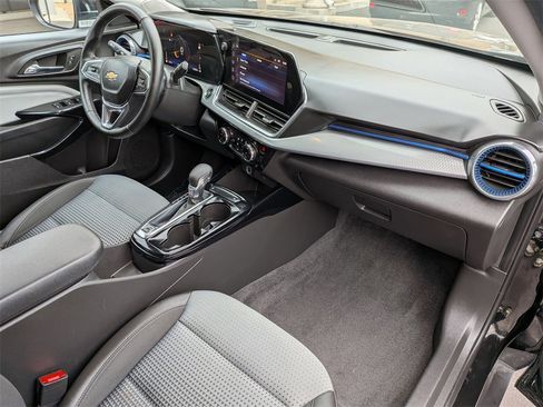 Used 2025 Chevrolet Trax LT w/ LT Convenience Package image 33