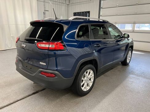 Used 2018 Jeep Cherokee Latitude Plus w/ Cold Weather Group AWD/4WD image 4