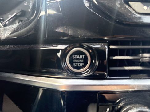 Used 2022 Nissan Pathfinder SV image 24