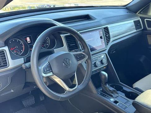 Used 2021 Volkswagen Atlas Cross Sport SE FWD image 2