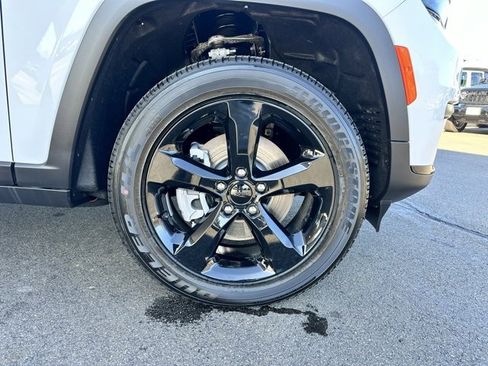 New 2025 Jeep Grand Cherokee L Altitude image 37