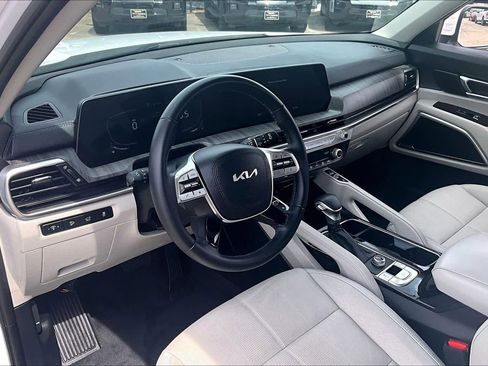 Used 2024 Kia Telluride EX w/ EX Captain's Chair Package image 17