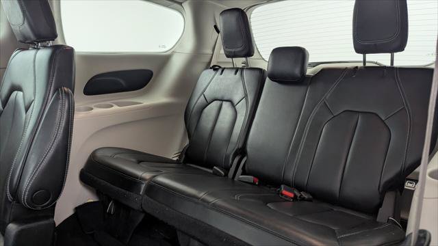 Used 2023 Chrysler Pacifica Touring-L FWD image 17