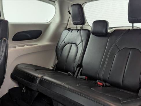 Used 2023 Chrysler Pacifica Touring-L FWD image 17