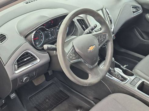 Used 2017 Chevrolet Cruze LT w/ Convenience Package FWD image 10