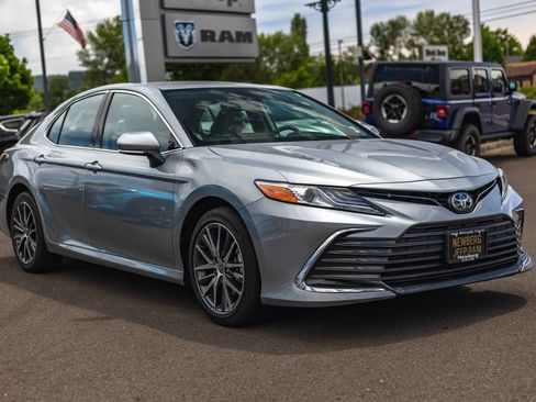Used 2022 Toyota Camry XLE FWD image 6