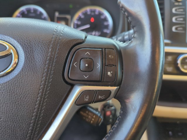 Used 2017 Toyota Highlander Plus w/ Carpet Mat Package AWD/4WD image 15