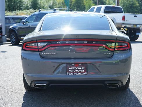 Used 2018 Dodge Charger SXT RWD image 4