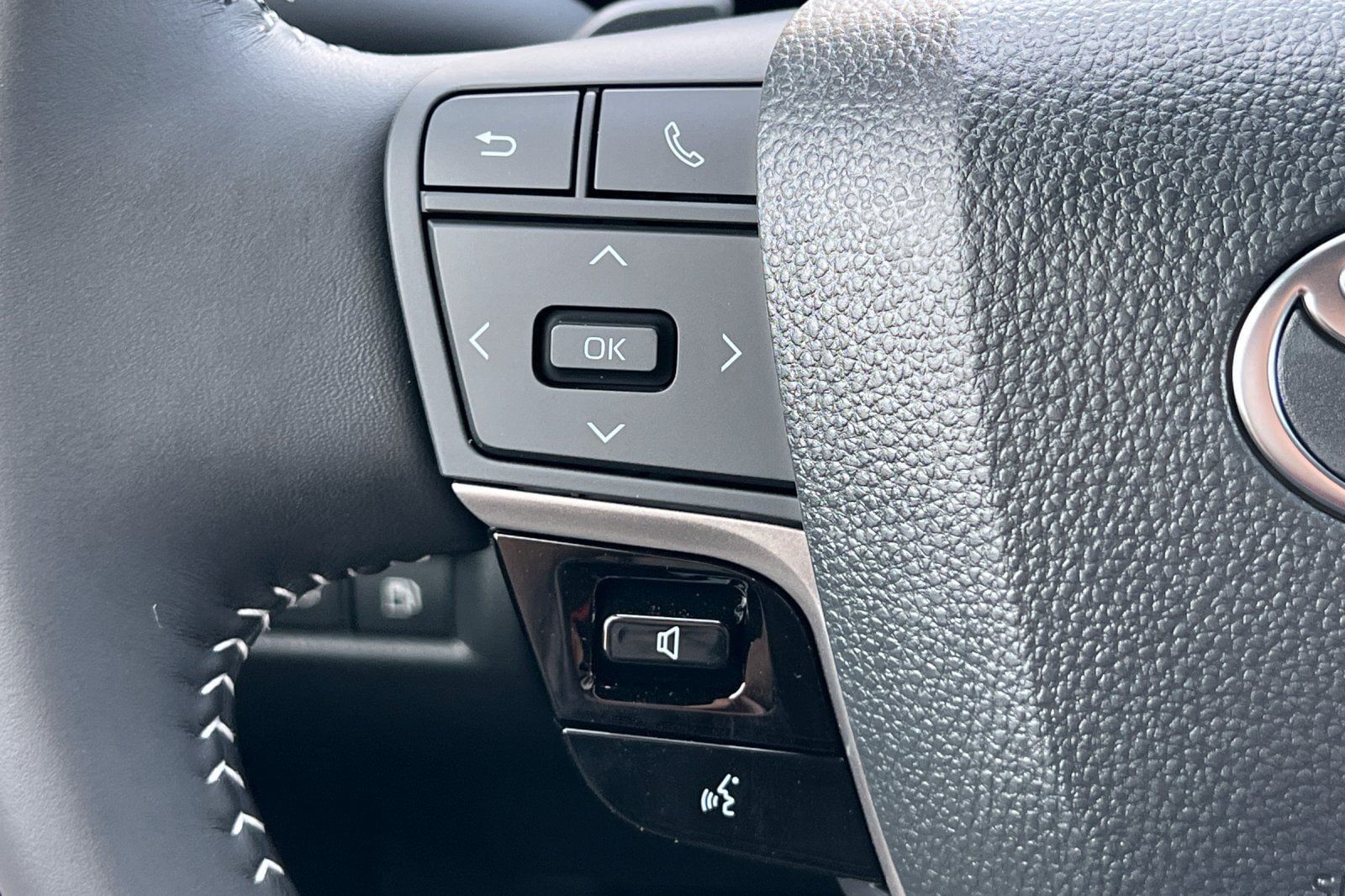 New 2026 Toyota Camry Hybrid FWD image 26