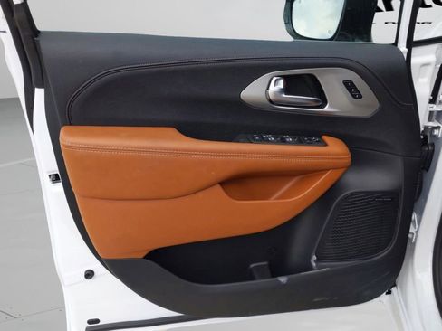 New 2026 Chrysler Pacifica Pinnacle image 12