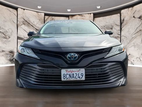 Used 2018 Toyota Camry XLE FWD image 2
