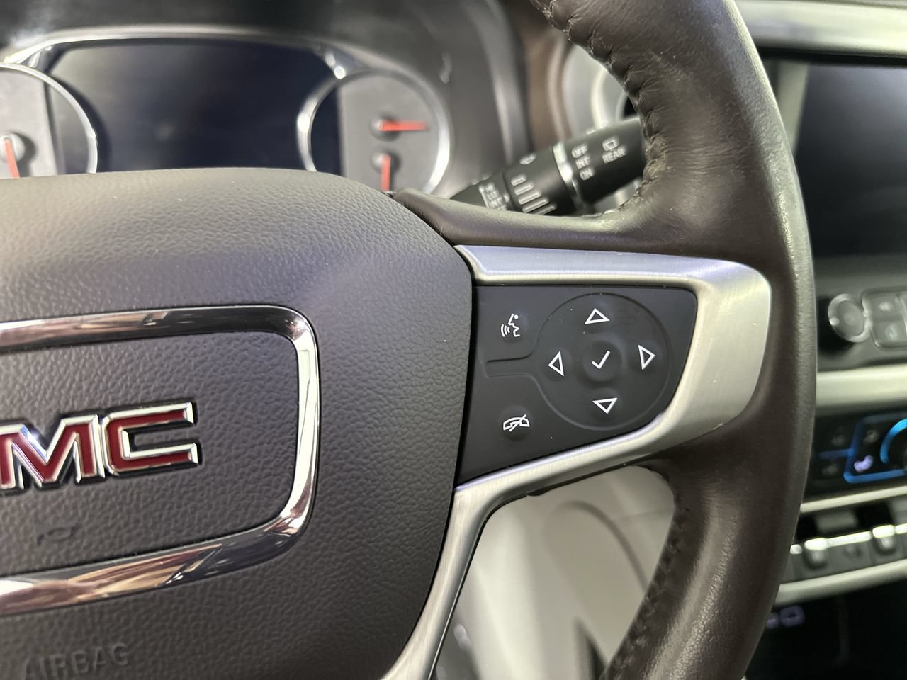 Used 2020 GMC Acadia SLT w/ Driver Alert Package II FWD image 7