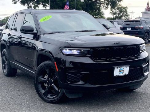 Certified 2025 Jeep Grand Cherokee Altitude AWD/4WD image 2