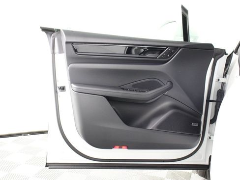 New 2026 Porsche Macan 4 Electric image 21