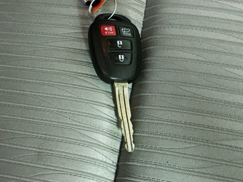 Used 2014 Toyota Highlander Plus FWD image 37