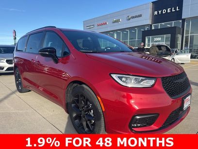 New 2026 Chrysler Pacifica Select w/ S Appearance Package