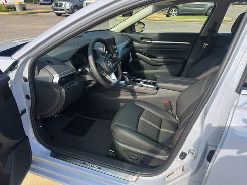 New 2025 Nissan Altima 2.5 SR image 12