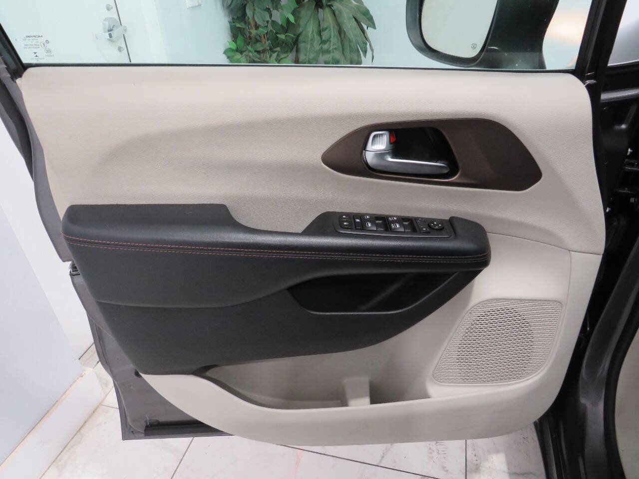 Used 2019 Chrysler Pacifica Touring-L FWD image 26