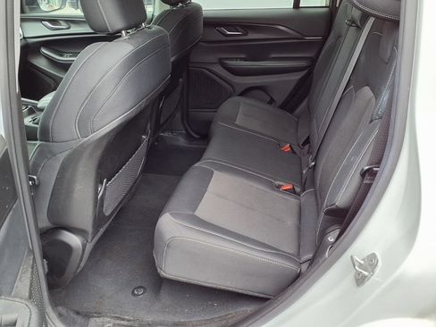 Used 2024 Jeep Grand Cherokee Laredo AWD/4WD image 21