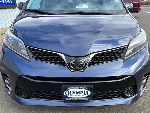 Used 2020 Toyota Sienna SE FWD image 2