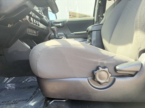 Used 2018 Toyota Tacoma TRD Sport w/ Technology Package AWD/4WD image 15