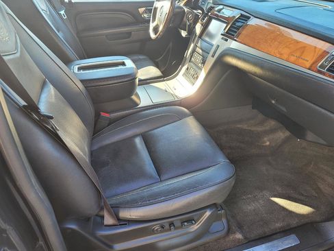 Used 2013 Cadillac Escalade Platinum image 12