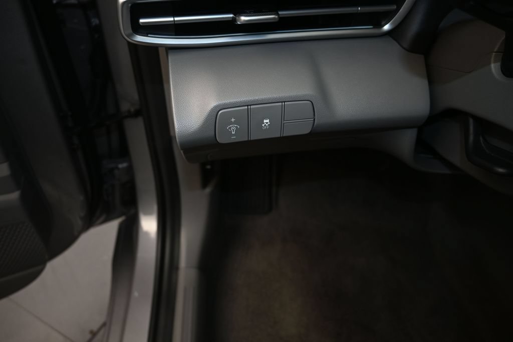 Used 2025 Hyundai Elantra SEL FWD image 12