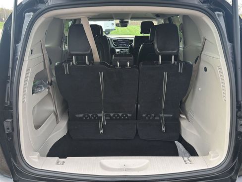 Used 2024 Chrysler Pacifica Touring-L image 11