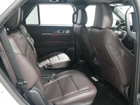 Used 2025 Ford Explorer Platinum w/ Ultimate Package image 18