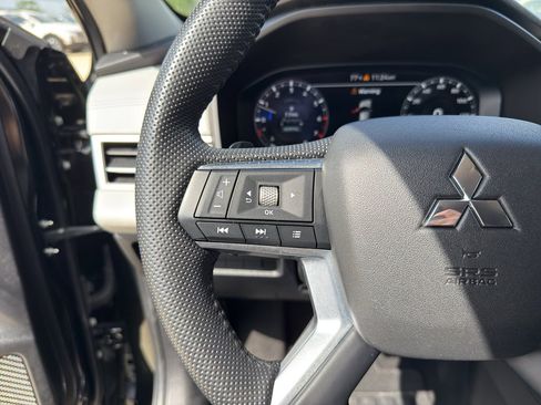 Used 2023 Mitsubishi Outlander SE image 24