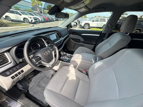 Used 2019 Toyota Highlander LE FWD image 11