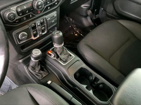 Used 2020 Jeep Wrangler Unlimited Sahara w/ Cold Weather Group AWD/4WD image 17