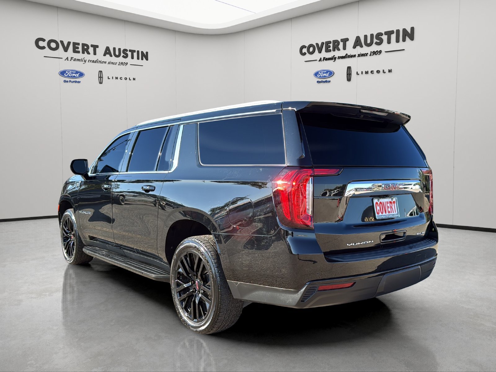 Used 2023 GMC Yukon XL SLE RWD image 2