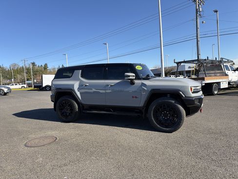 Used 2024 GMC Hummer EV 2X w/ LPO, Illumination Package image 7