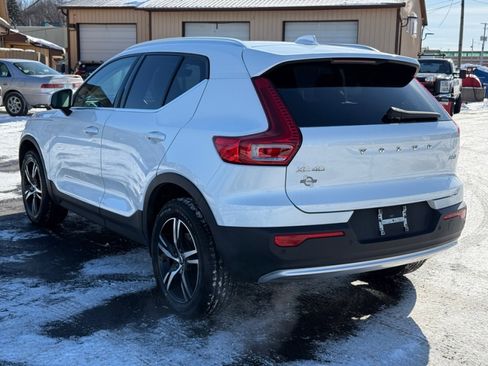 Used 2023 Volvo XC40 B5 Plus image 6