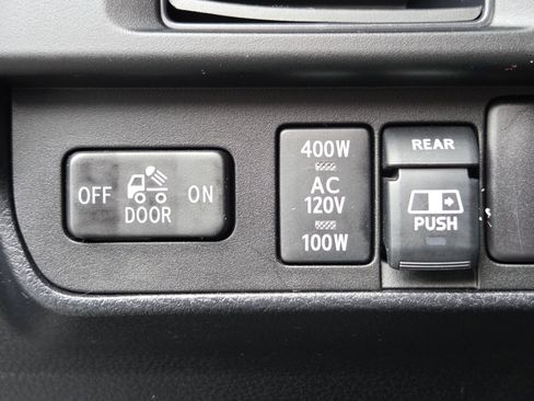 Used 2017 Toyota Tacoma TRD Sport AWD/4WD image 13