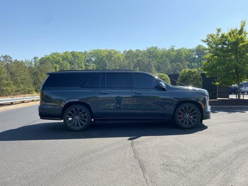 Used 2025 Cadillac Escalade ESV V image 5
