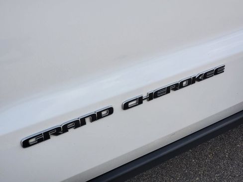 Used 2019 Jeep Grand Cherokee Laredo AWD/4WD image 27