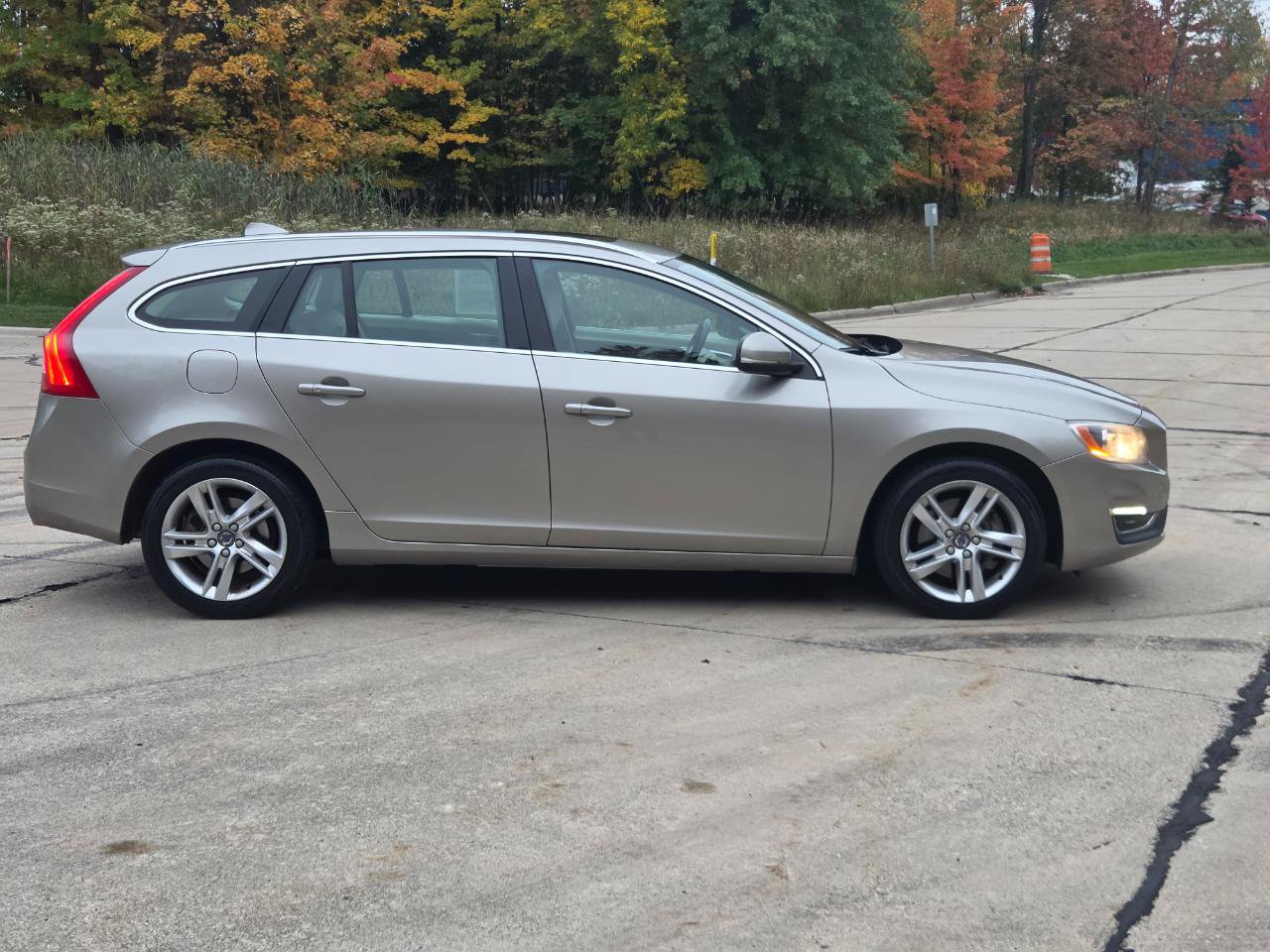 Used 2015 Volvo V60 T5 Premier w/ Convenience Package AWD/4WD image 6