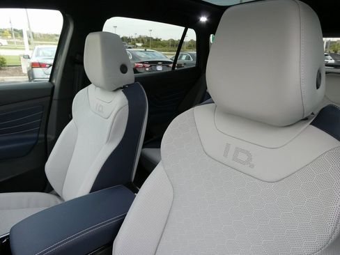 New 2025 Volkswagen ID.4 Pro S image 30