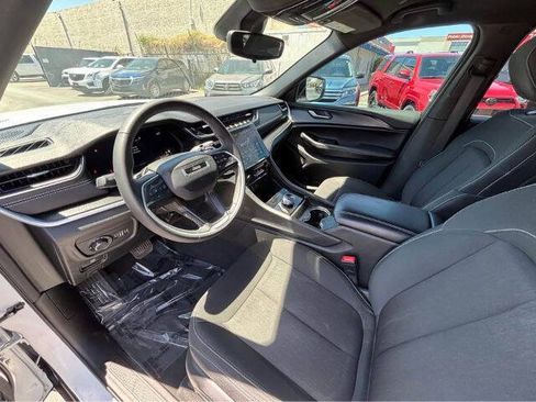 Used 2025 Jeep Grand Cherokee Laredo AWD/4WD image 11