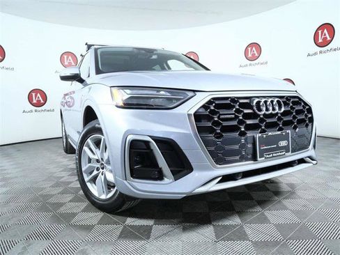 Used 2023 Audi Q5 2.0T Premium w/ Convenience Package image 2