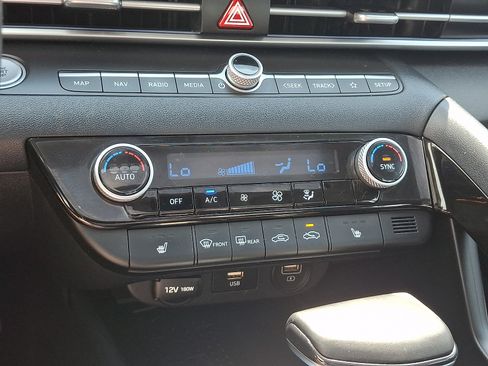 Used 2022 Hyundai Elantra Limited w/ Preferred Accessory Package FWD image 16