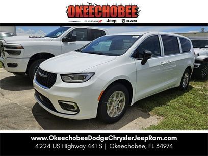 New 2025 Chrysler Pacifica Select