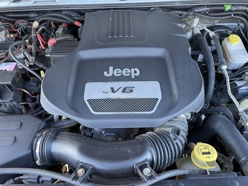 Used 2017 Jeep Wrangler Unlimited Rubicon w/ Connectivity Group image 27