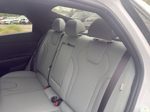 Used 2025 Hyundai Elantra Limited FWD image 9